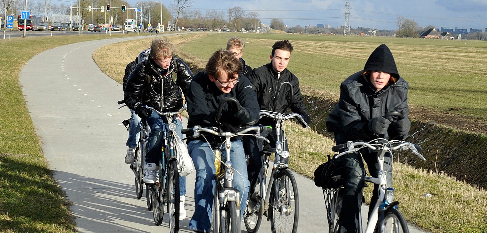 jongens ongestoord naar school op de fiets
