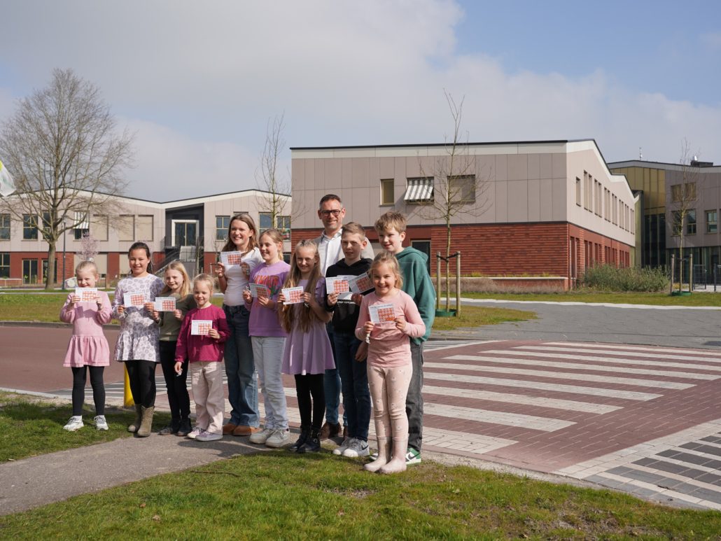 Kinderen en wethouder Van Keijzerswaard met stempelkaart